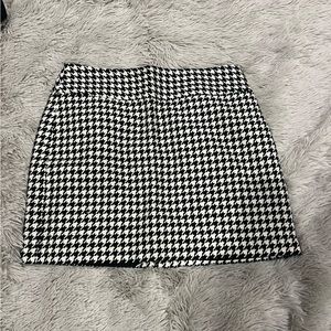 THE LIMITED Houndstooth Skirt Black and White Size 4